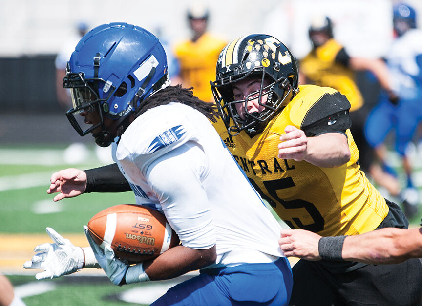 9-15 jc mason lemaster tries to wrap up isaiah sanders.jpg